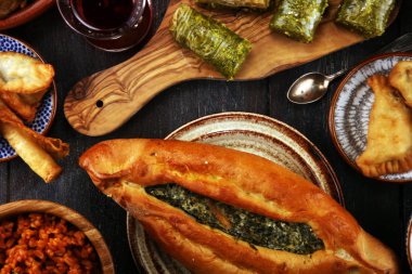 Orta Doğu ya da Arap yemekleri ve çeşitli meze, beton rustik arka plan. sambusak. Türk tatlı Fıstıklı Baklava. Sarma, pirinç ve nane üzüm asma yapraklarında sarmış. Helal Gıda. Lübnan mutfağı