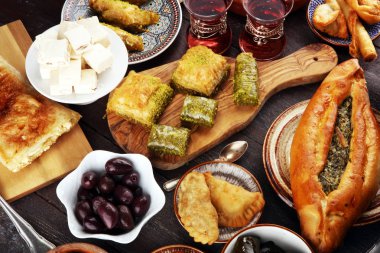 Orta Doğu ya da Arap yemekleri ve çeşitli meze, beton rustik arka plan. sambusak. Türk tatlı Fıstıklı Baklava. Sarma, pirinç ve nane üzüm asma yapraklarında sarmış. Helal Gıda. Lübnan mutfağı