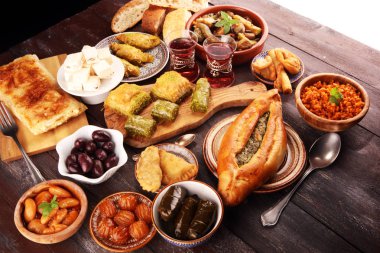 Orta Doğu ya da Arap yemekleri ve çeşitli meze, beton rustik arka plan. sambusak. Türk tatlı Fıstıklı Baklava. Sarma, pirinç ve nane üzüm asma yapraklarında sarmış. Helal Gıda. Lübnan mutfağı