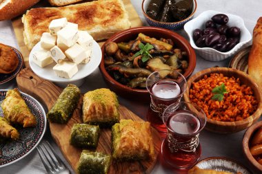 Orta Doğu ya da Arap yemekleri ve çeşitli meze, beton rustik arka plan. sambusak. Türk tatlı Fıstıklı Baklava. Sarma, pirinç ve nane üzüm asma yapraklarında sarmış. Helal Gıda. Lübnan mutfağı