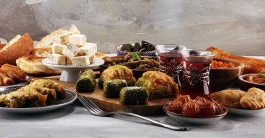 Orta Doğu ya da Arap yemekleri ve çeşitli meze, beton rustik arka plan. sambusak. Türk tatlı Fıstıklı Baklava. Sarma, pirinç ve nane üzüm asma yapraklarında sarmış. Helal Gıda. Lübnan mutfağı