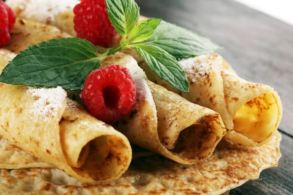 Crepes Caseros Servidos Con Frambuesas Frescas Azúcar Polvo Sobre Una —  Fotos de Stock