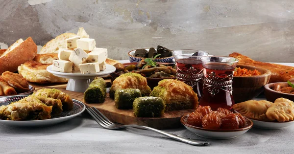 Orta Doğu ya da Arap yemekleri ve çeşitli meze, beton rustik arka plan. sambusak. Türk tatlı Fıstıklı Baklava. Sarma, pirinç ve nane üzüm asma yapraklarında sarmış. Helal Gıda. Lübnan mutfağı