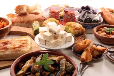 Orta Doğu ya da Arap yemekleri ve çeşitli meze, beton rustik arka plan. sambusak. Türk tatlı Fıstıklı Baklava. Sarma, pirinç ve nane üzüm asma yapraklarında sarmış. Helal Gıda. Lübnan mutfağı