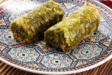 Türk tatlı ezmesi baklava ahşap masa üzerinde fıstıklı