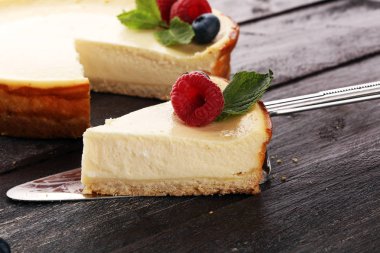 Ev yapımı cheesecake taze ahududu ve tatlı - nane ile sağlıklı organik yaz tatlı pasta peynirli kek. Vanilya Cheese Cake.