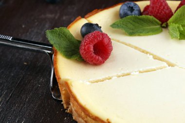 Ev yapımı cheesecake taze ahududu ve tatlı - nane ile sağlıklı organik yaz tatlı pasta peynirli kek. Vanilya Cheese Cake.