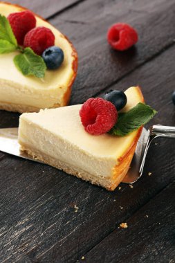 Ev yapımı cheesecake taze ahududu ve tatlı - nane ile sağlıklı organik yaz tatlı pasta peynirli kek. Vanilya Cheese Cake.