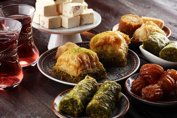 Orta Doğu ya da Arap yemekleri. Türk tatlı Baklava fıstıklı.