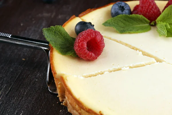 Cheesecake Caseiro Com Framboesas Frescas Hortelã Para Sobremesa Bolo Queijo — Fotografia de Stock