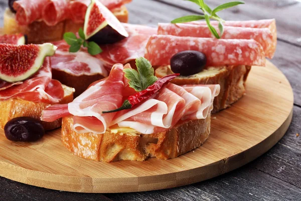 Sanduíche Com Presunto Salame Crudo Lanche Bruschetta Gourmet Antipasti — Fotografia de Stock