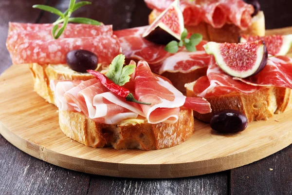 Smörgås Med Prosciutto Eller Salami Eller Crudo Antipasti Gourmet Bruschetta — Stockfoto