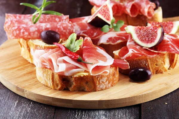 Prosciutto Veya Salam Veya Crudo Sandviçle Antipasti Gurme Bruschetta Snack — Stok fotoğraf