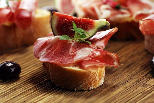 Sanduíche Com Presunto Salame Crudo Lanche Bruschetta Gourmet Antipasti — Fotografia de Stock