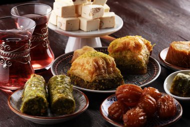 Orta Doğu ya da Arap yemekleri. Türk tatlı Baklava fıstıklı.