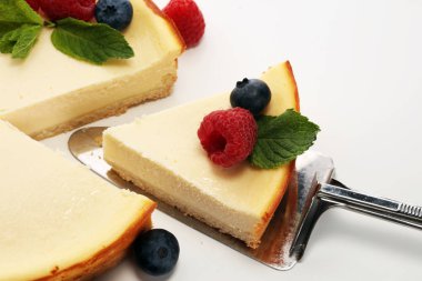 Ev yapımı cheesecake taze ahududu ve tatlı - nane ile sağlıklı organik yaz tatlı pasta peynirli kek. Vanilya Cheese Cake.