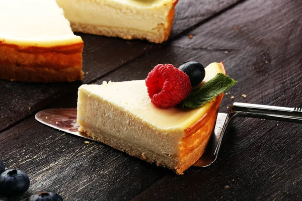 Σπιτικό Cheesecake Φρέσκα Βατόμουρα Και Μέντα Για Επιδόρπιο Υγιή Οργανικά — Φωτογραφία Αρχείου