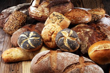 Ekmek ve ekmek çeşitleri gemide yukarıdan alır. Mutfak veya fırın poster tasarımı.