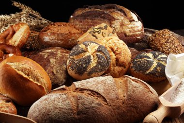 Ekmek ve ekmek çeşitleri gemide yukarıdan alır. Mutfak veya fırın poster tasarımı.