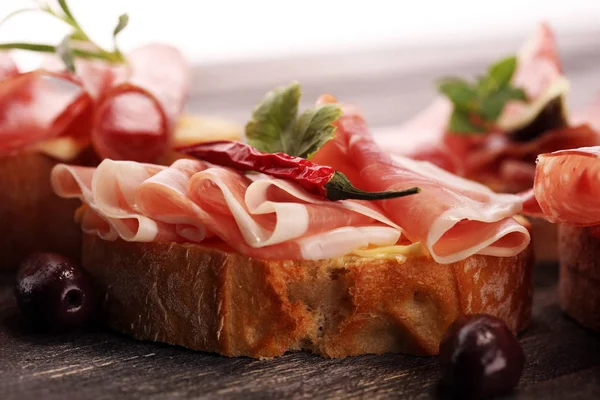 Prosciutto Veya Salam Veya Crudo Sandviçle Antipasti Gurme Bruschetta Snack — Stok fotoğraf