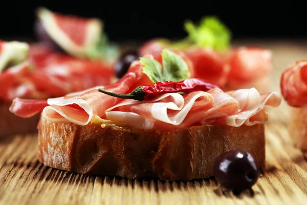 Sanduíche Com Presunto Salame Crudo Lanche Bruschetta Gourmet Antipasti — Fotografia de Stock