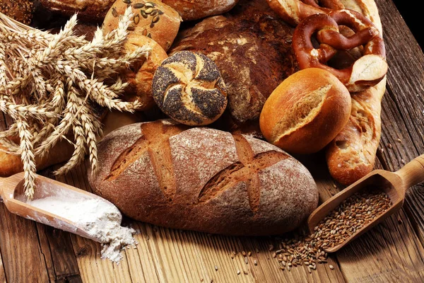 Verschillende Soorten Brood Brood Broodjes Aan Boord Van Bovenaf Keuken — Stockfoto