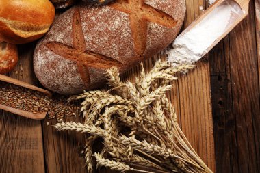 Ekmek ve ekmek çeşitleri gemide yukarıdan alır. Mutfak veya fırın poster tasarımı.