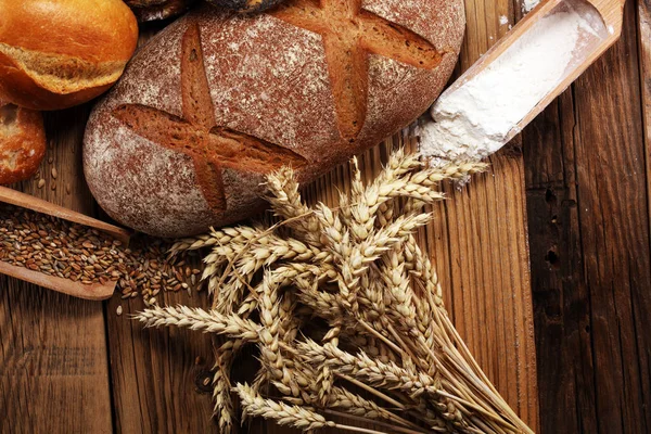 Verschillende Soorten Brood Brood Broodjes Aan Boord Van Bovenaf Keuken — Stockfoto