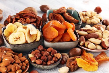 Kuruyemiş ve rustik tablo çeşitli fındık kompozisyonu.