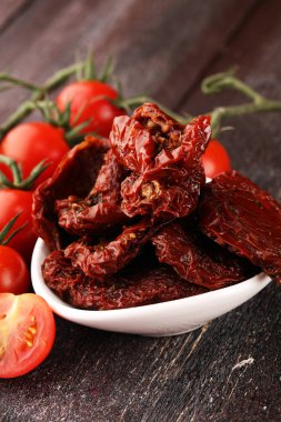 Kurutulmuş domates. domates yarım kurutulmuş