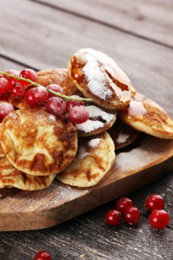 Krep veya çilek ve akçaağaç şurubu rustik tablo ile puffertjes.