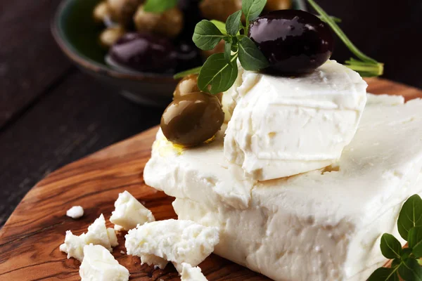 Řecký Sýr Feta Bylinkami Olivami Rustikální Stůl — Stock fotografie