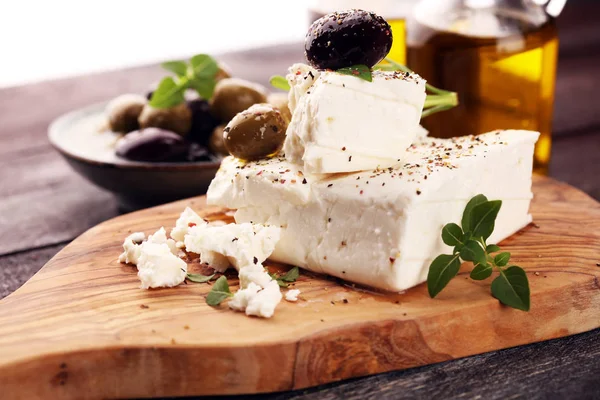 Řecký Sýr Feta Bylinkami Olivami Rustikální Stůl — Stock fotografie