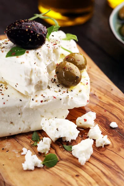 Řecký Sýr Feta Bylinkami Olivami Rustikální Stůl — Stock fotografie