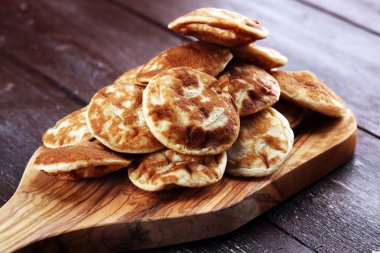 Krep veya çilek ve akçaağaç şurubu rustik tablo ile puffertjes.