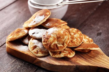 Krep veya çilek ve akçaağaç şurubu rustik tablo ile puffertjes.