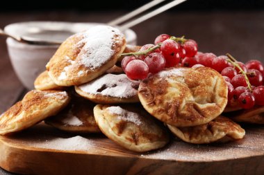 Krep veya çilek ve akçaağaç şurubu rustik tablo ile puffertjes.