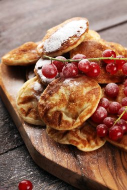 Krep veya çilek ve akçaağaç şurubu rustik tablo ile puffertjes.