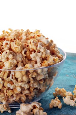 Sinema kavramı rustik masa üzerinde patlamış mısır ile.