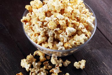 Sinema kavramı rustik masa üzerinde patlamış mısır ile.