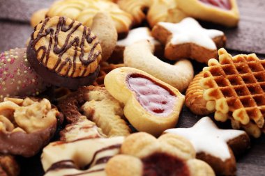 Karışık Noel kurabiyeleri. Noel temalı dekore edilmiş çerezleri renkli karışımı. Xmas kavramı