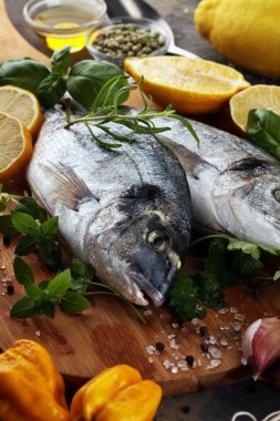 Lezzetli taze balık. Balık aromatik otlar, baharatlar ve sebzeler - sağlıklı gıda, diyet veya pişirme kavramı ile