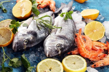 Lezzetli taze balık. Balık aromatik otlar, baharatlar ve sebzeler - sağlıklı gıda, diyet veya pişirme kavramı ile