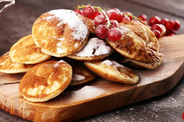 Panquecas Puffertjes Com Bagas Xarope Bordo Mesa Rústica — Fotografia de Stock