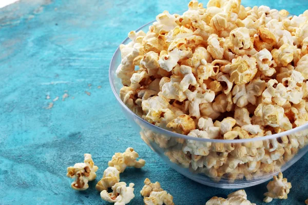 Kinokonzept Mit Popcorn Auf Rustikalem Tisch — Stockfoto