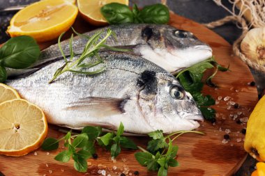 Lezzetli taze balık. Balık aromatik otlar, baharatlar ve sebzeler - sağlıklı gıda, diyet veya pişirme kavramı ile