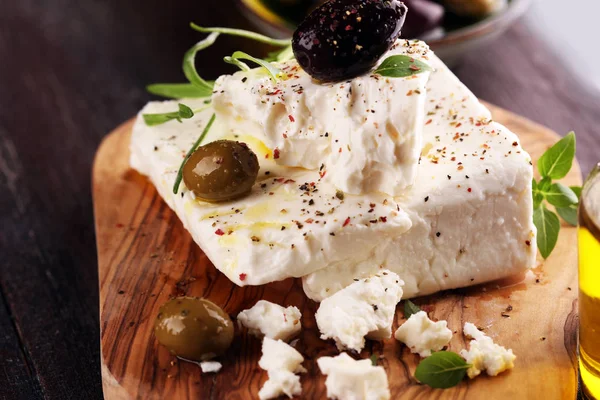 Řecký Sýr Feta Bylinkami Olivami Rustikální Stůl — Stock fotografie