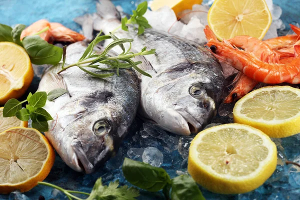 Heerlijke Verse Vis Vissen Met Aromatische Kruiden Specerijen Groente Gezonde — Stockfoto