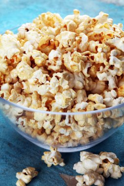 Sinema kavramı rustik masa üzerinde patlamış mısır ile.