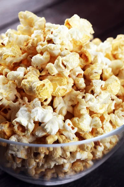 Kinokonzept Mit Popcorn Auf Rustikalem Tisch — Stockfoto